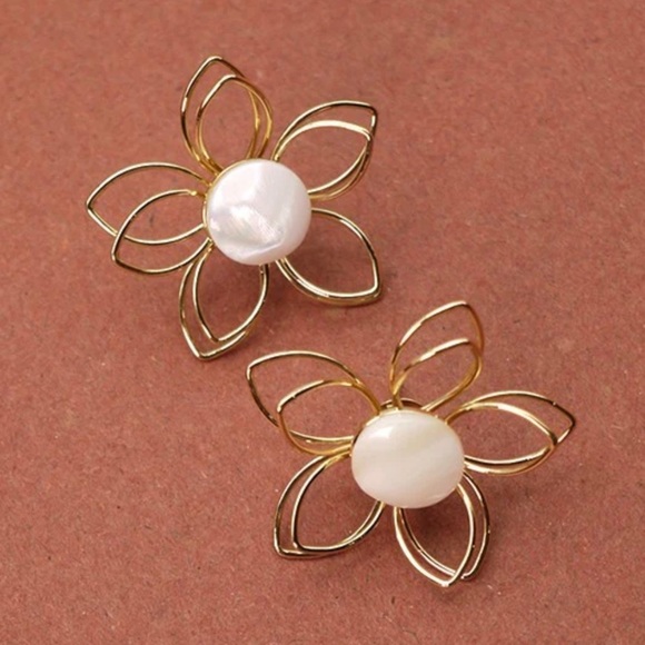 💜3/$30 Pearl 3D Gold Wire Flower Stud Earrings - Picture 8 of 11